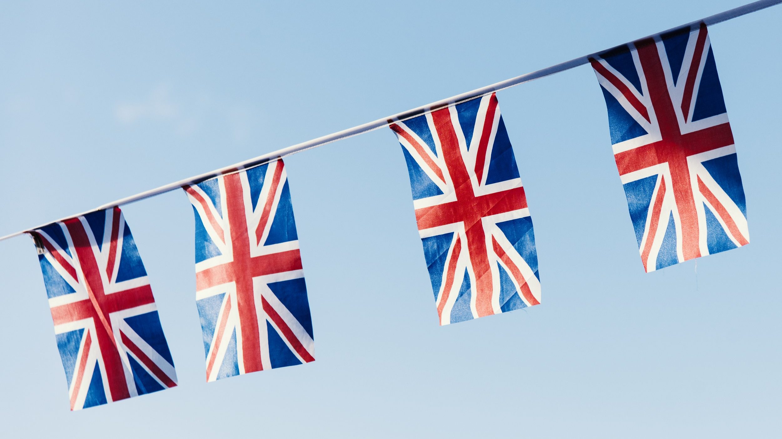 В великобритании спустили флаги. Флаг Британии. Лондонский флаг. Флажок Англии. Флаг Англии фото.